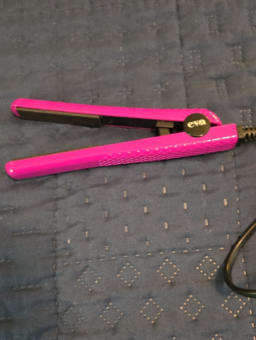 NWOT Eva Mini Hair Straightener - Hot Pink